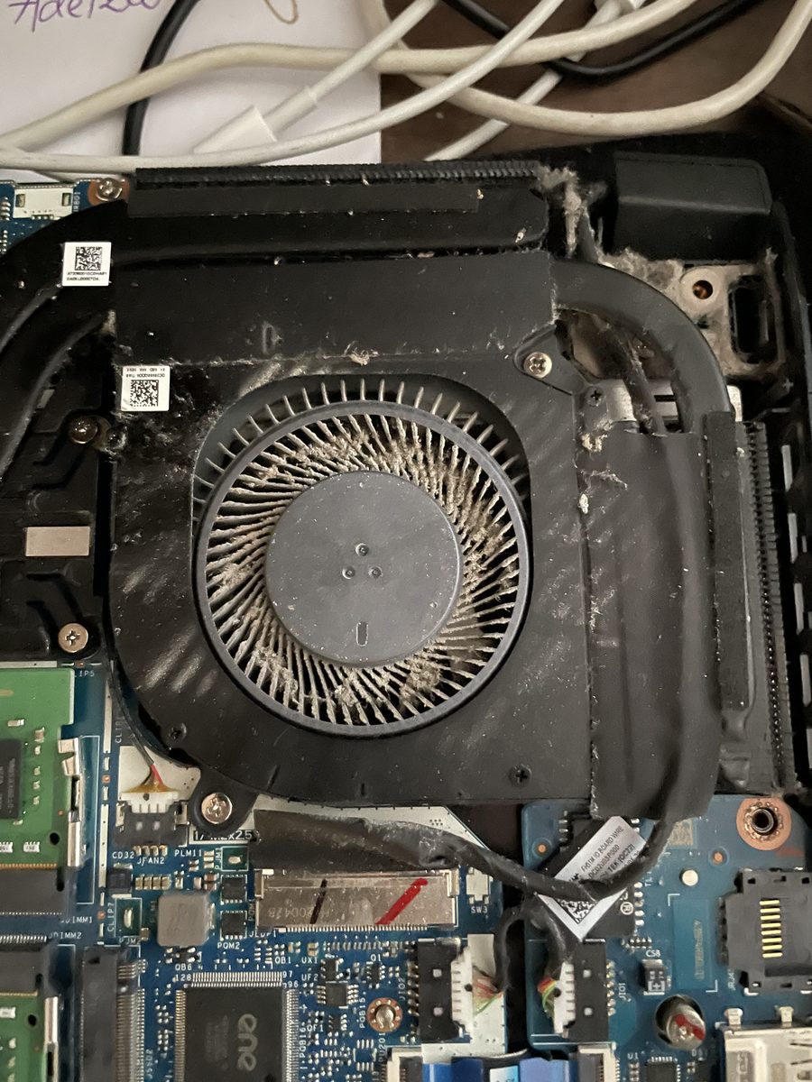 Acer Nitro 5 2020 AN515 — ventilátor zanesený prachem před čištěním