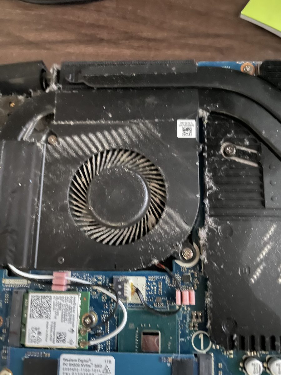 Acer Nitro 5 2020 — detail zanesené chladící soustavy