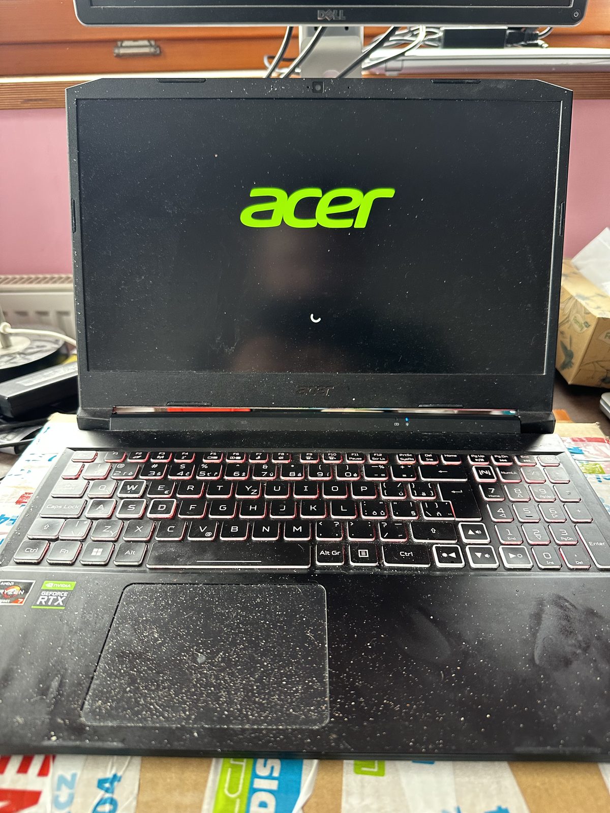 Acer Nitro 5 AN517-42 — otevřený notebook před servisem