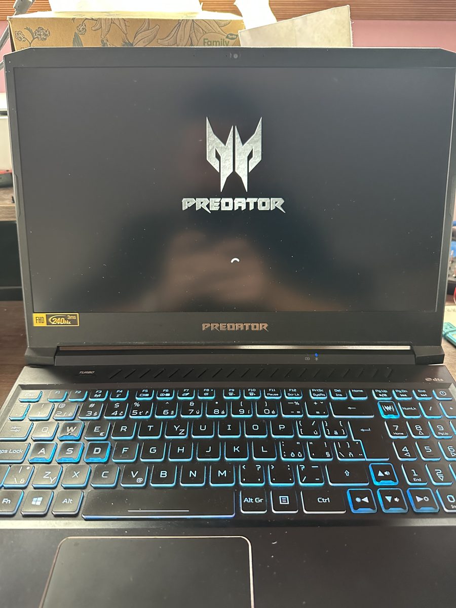 Acer Predator Helios 300 — herní notebook s podsvíceným logem