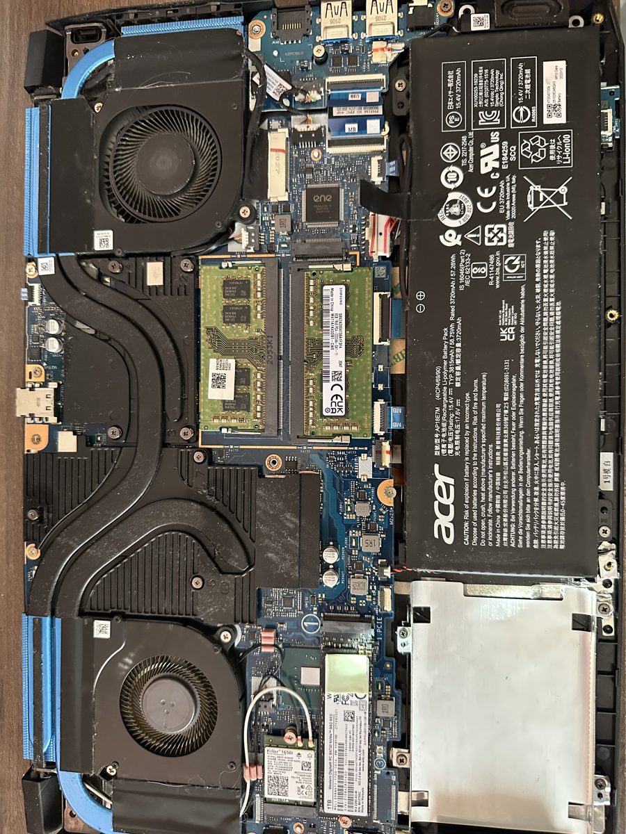 Acer Predator Helios 300 — vnitřek notebooku s dvojicí ventilátorů a baterií