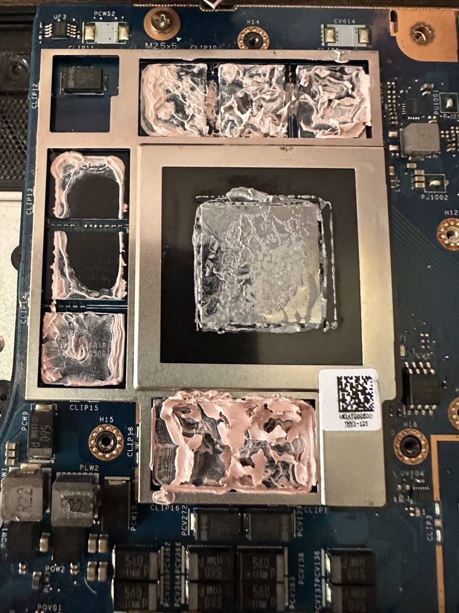 Acer Predator Helios 300 — vyschlá teplovodivá pasta a ztvrdlé termopady na grafické kartě