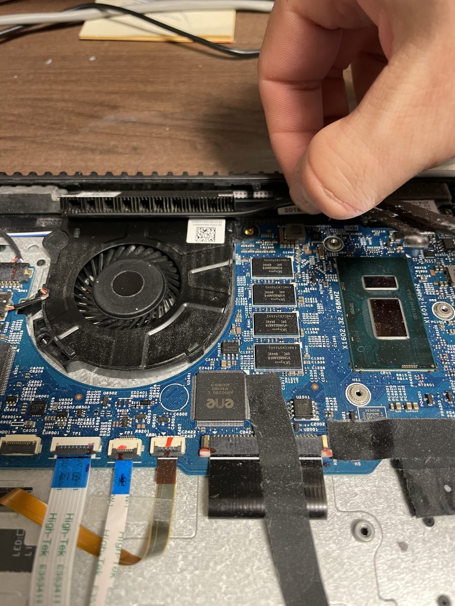 Acer Spin 5 SP515 — stará baterie před výměnou