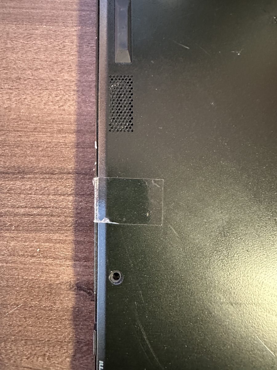 Acer Swift Edge 16 — opatrné otevírání spodního krytu plastovým trsátkem