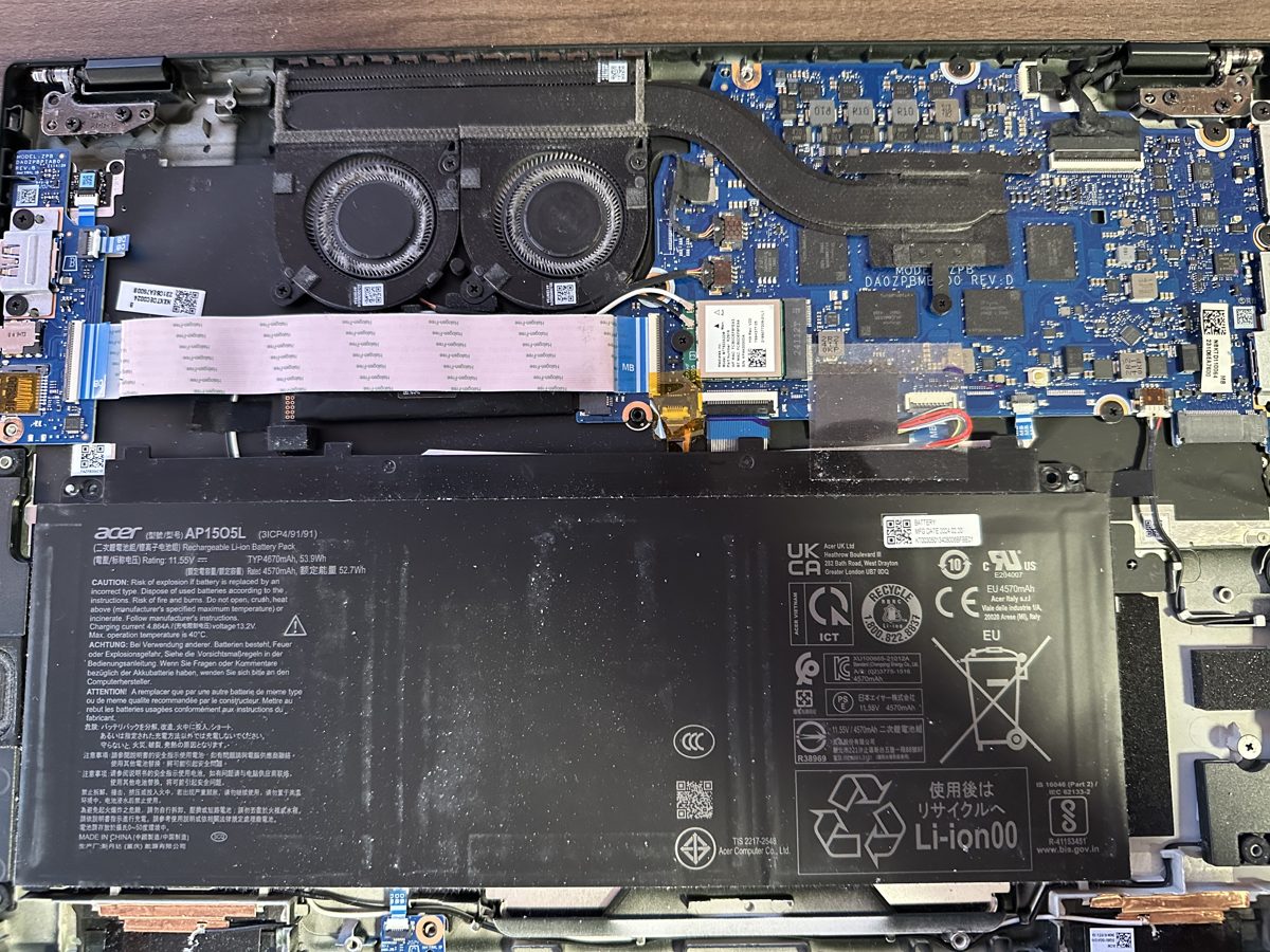 Acer Swift Edge 16 — vnitřek notebooku s baterií a dvojicí ventilátorů