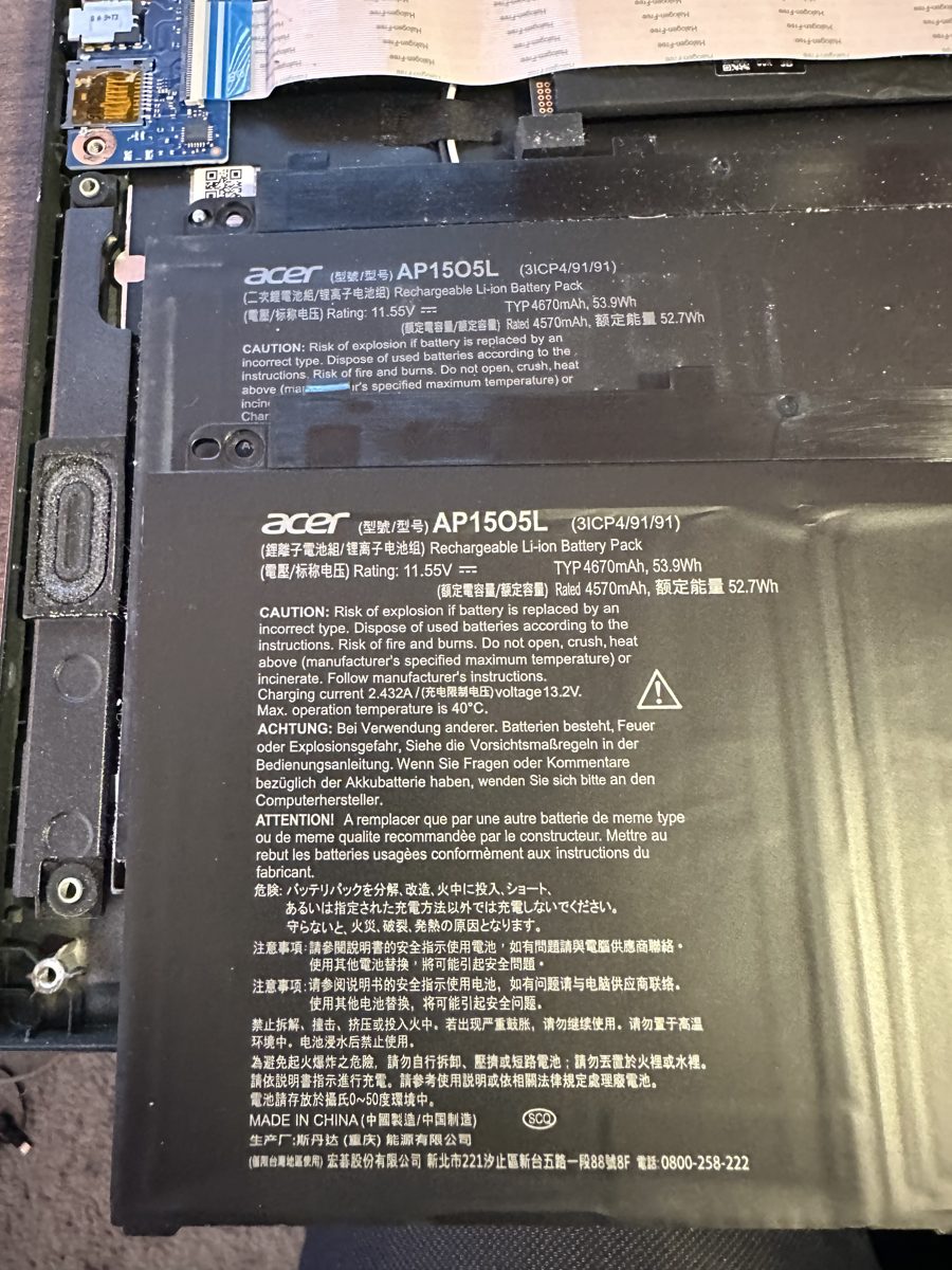 Acer Swift Edge 16 — štítek baterie AP15O5L s kapacitou 53,9 Wh