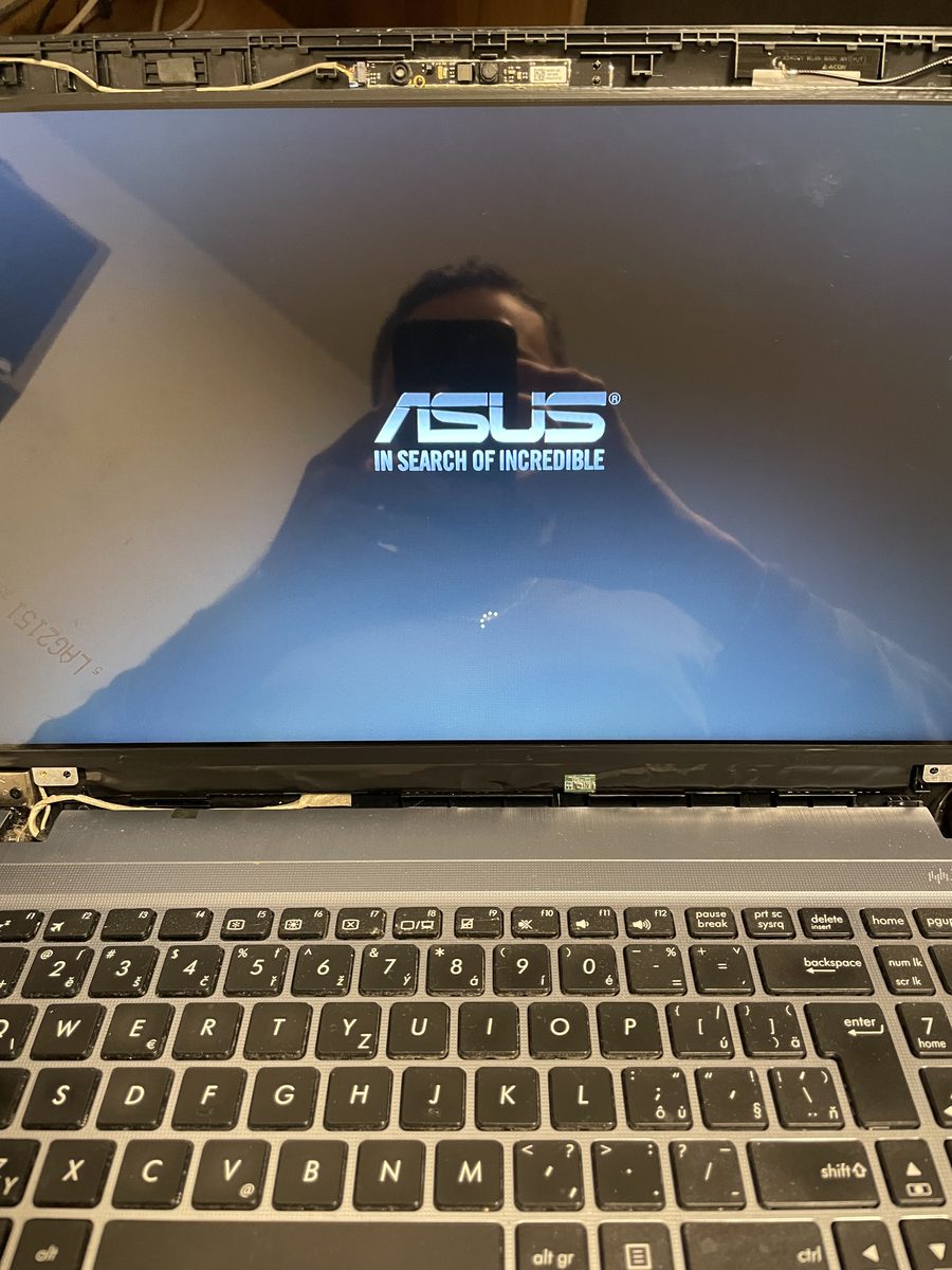 Asus X540U — demontáž rámu displeje