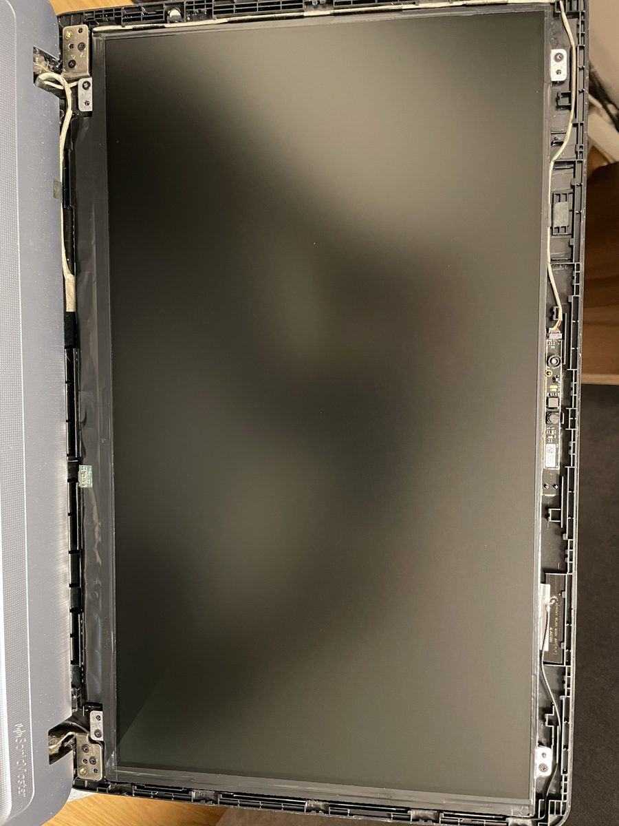 Asus X540U — nový LCD panel po instalaci