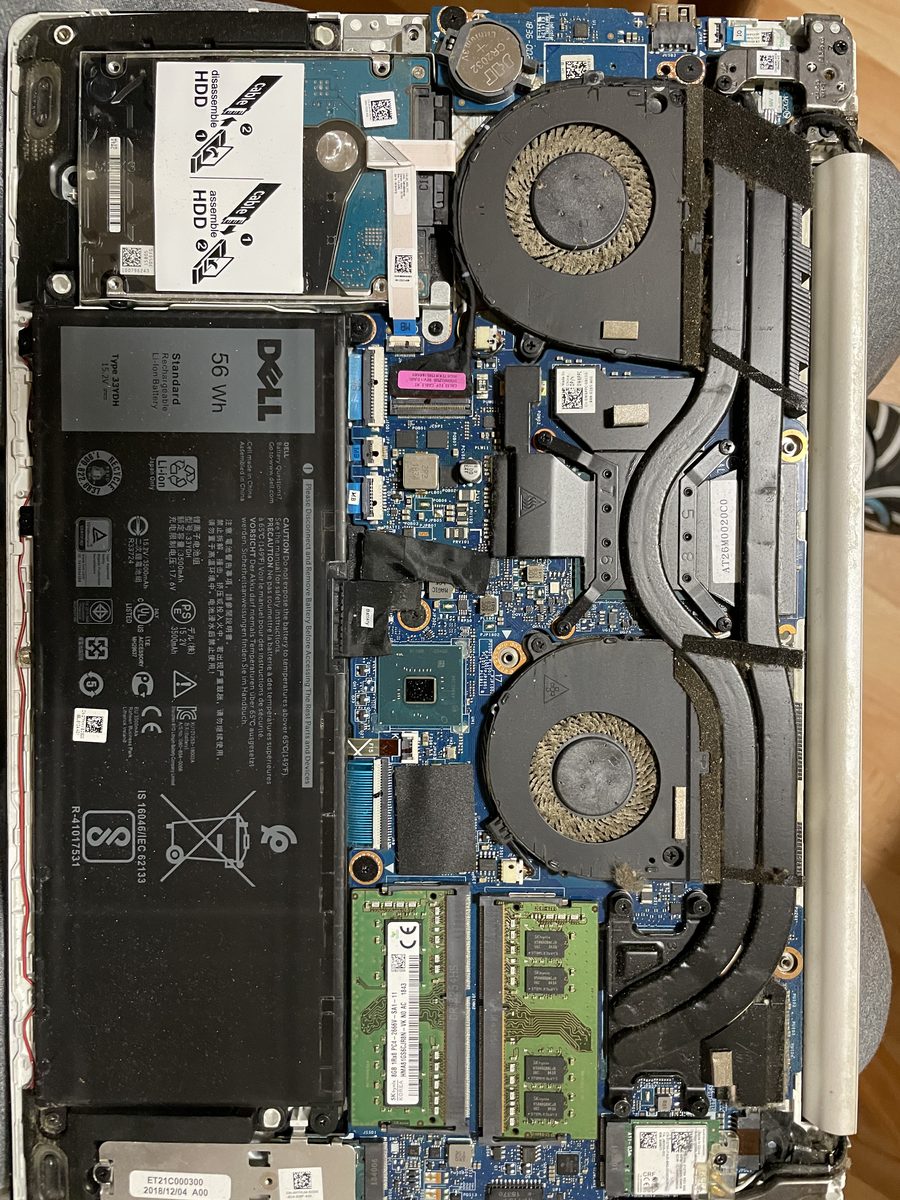 Asus ZenBook UX330 — detail prachu v chladiči