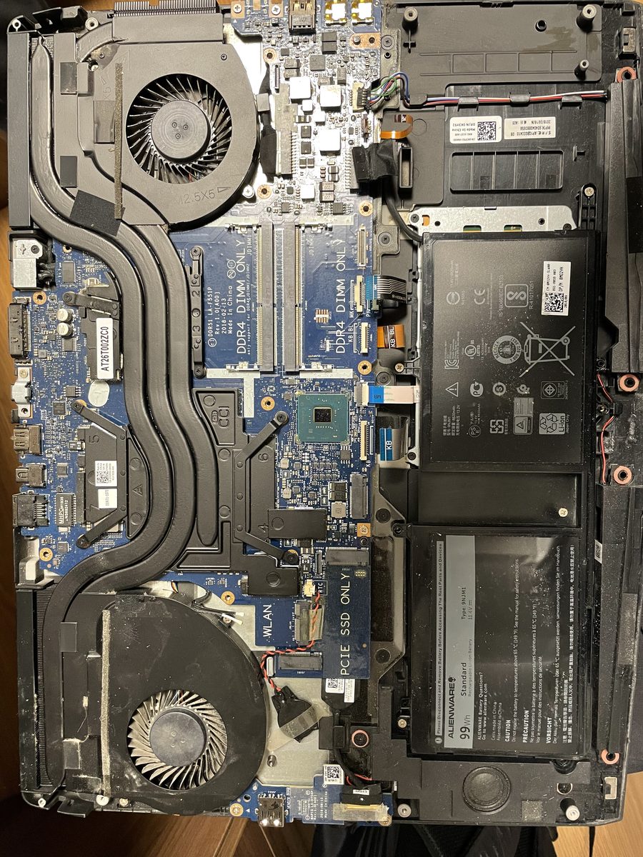 Dell Alienware 17 R15 — zanesené ventilátory