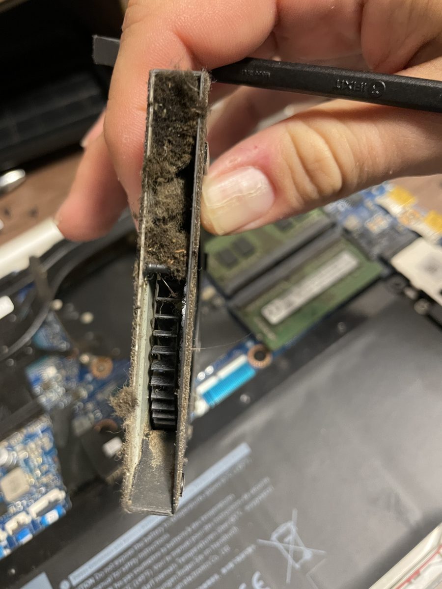 Dell G3 3579 — masivní zanesení prachu