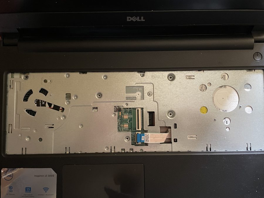 Dell Inspiron 15 3000 — zanesené chlazení prachem
