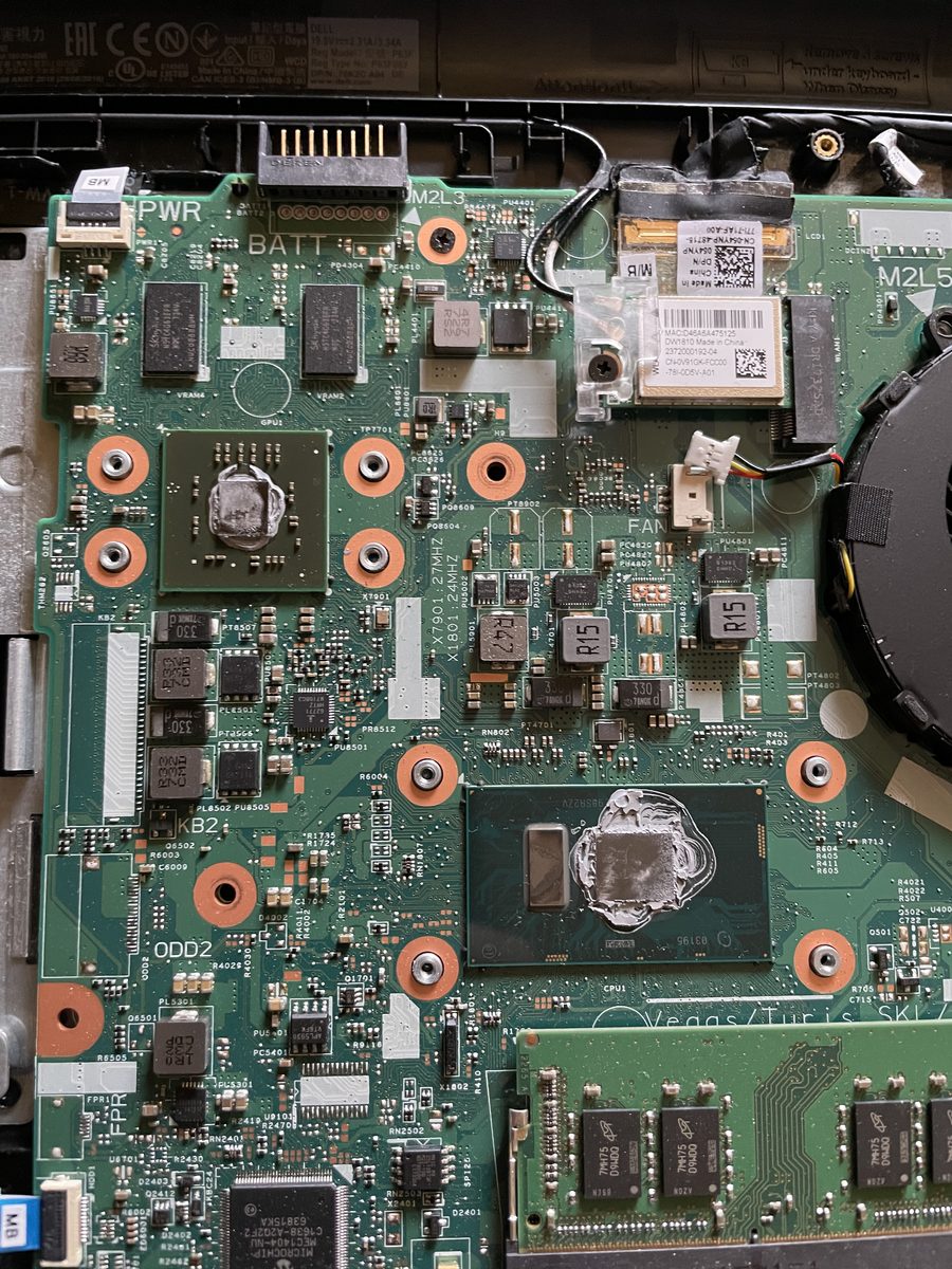Dell Inspiron 15 3000 — stará teplovodivá pasta