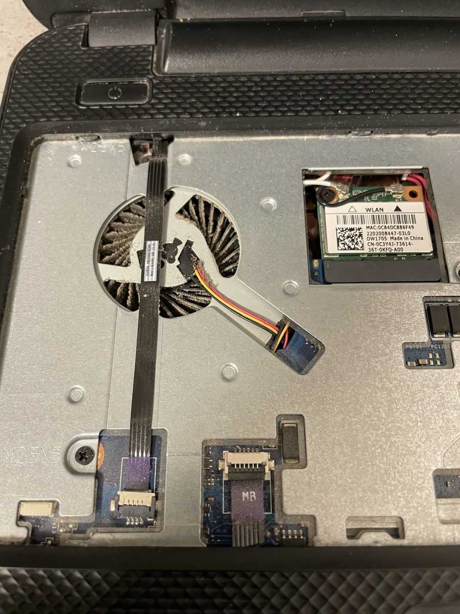 Dell Inspiron 3521 — rozebraný notebook