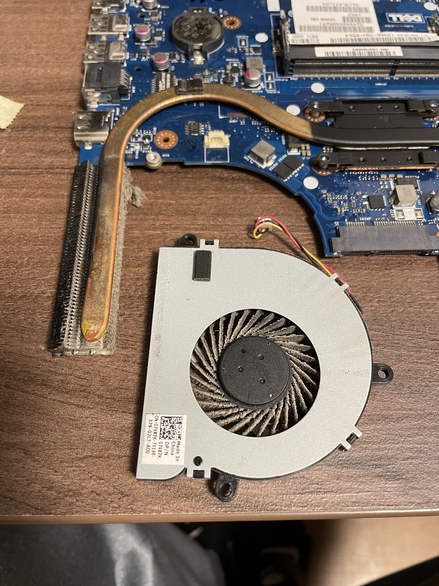 Dell Inspiron 3521 — zanesené chlazení