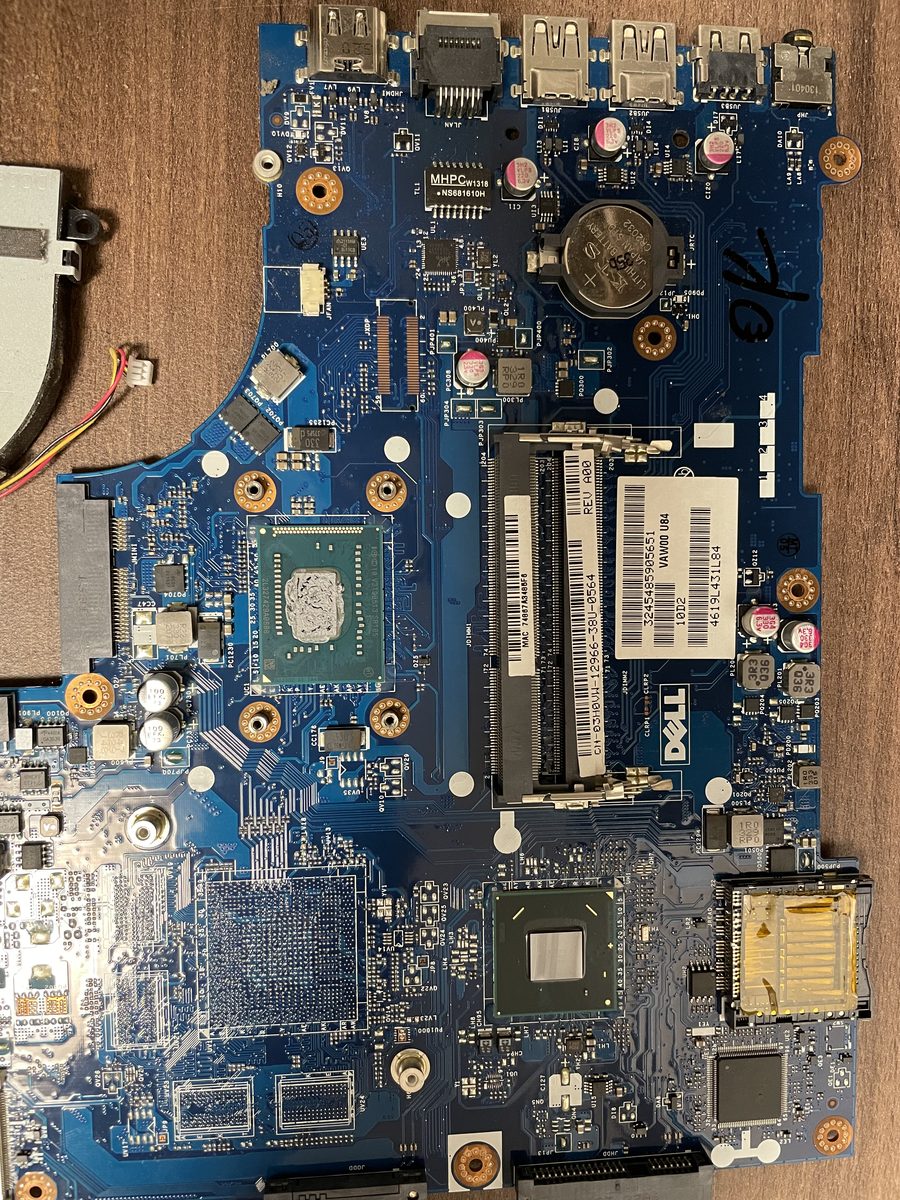 Dell Inspiron 3521 — stará vysušená teplovodivá pasta