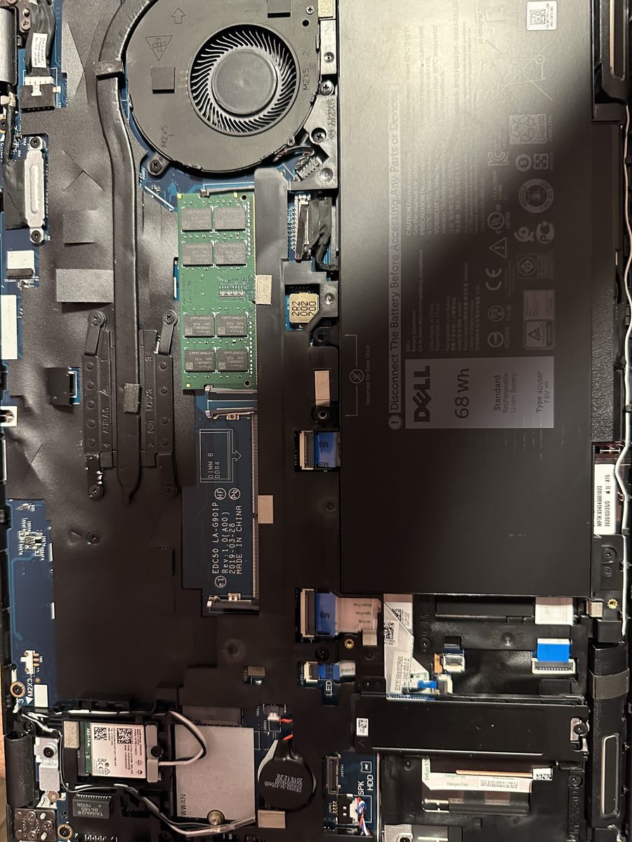 Dell Latitude 5500 — otevřený notebook před servisem