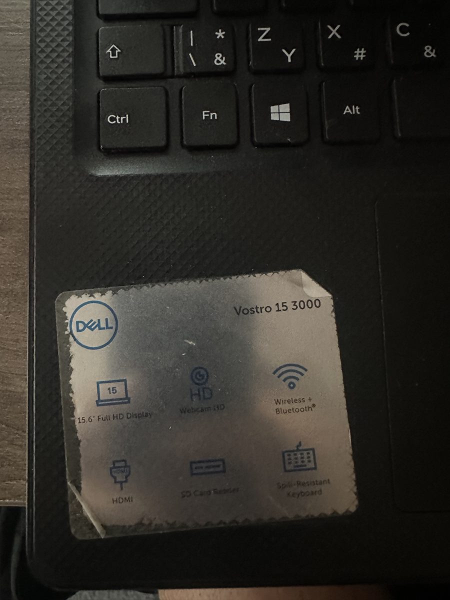 Dell Vostro 15 3000 — identifikační štítek notebooku