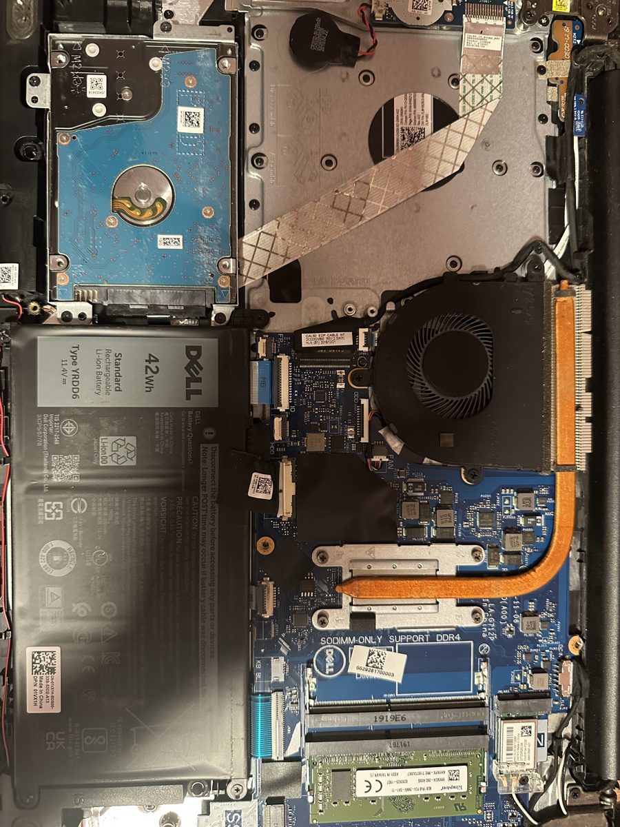 Dell Vostro 15 3000 — vnitřek notebooku s původním pevným diskem a chlazením