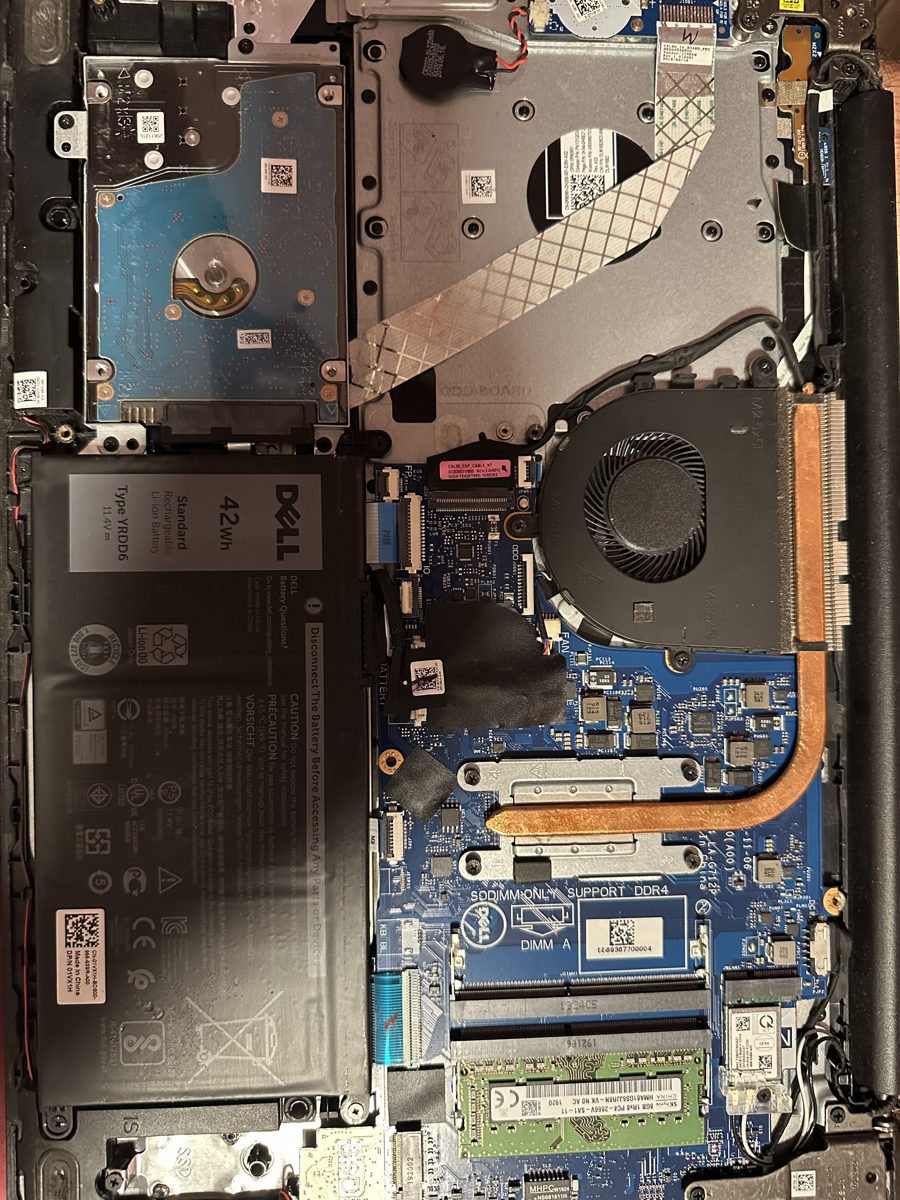 Dell Vostro 3590 — vnitřní uspořádání s původním HDD a chlazením