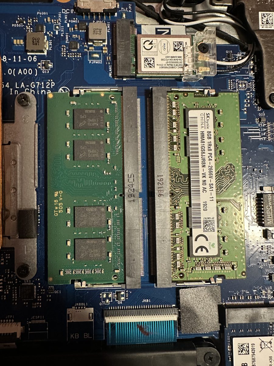 Dell Vostro 3590 — dva moduly RAM 8 GB, celkem 16 GB v dual-channel