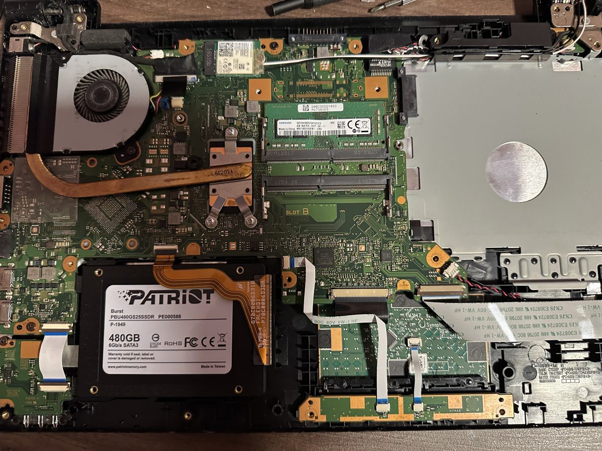 Dynabook Toshiba Satellite Pro R50-D — vnitřní pohled s SSD diskem