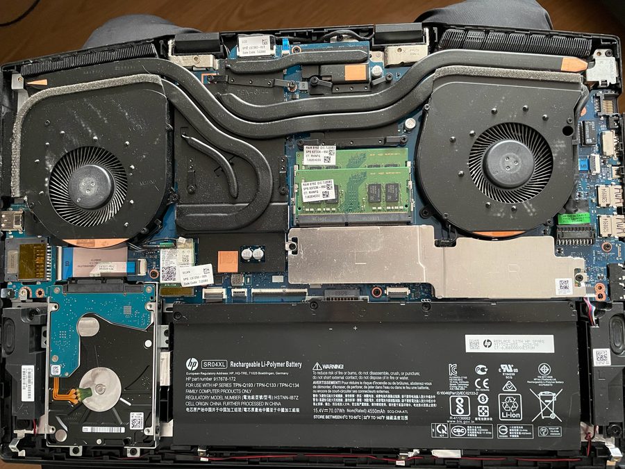 HP OMEN 17 — rozebraný herní notebook