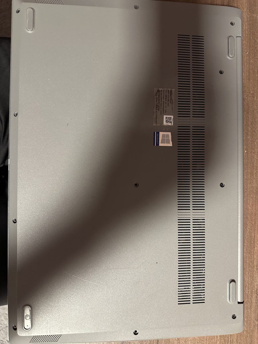 Lenovo IdeaPad 3 17IML05 — spodní kryt notebooku