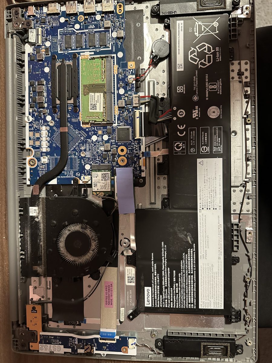 Lenovo IdeaPad 3 17IML05 — vnitřek notebooku po sejmutí spodního krytu