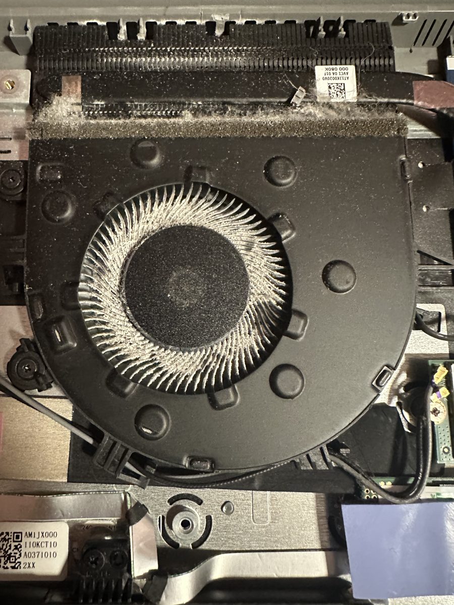 Lenovo IdeaPad 3 17IML05 — ventilátor a chladič zanesené prachem před čistěním