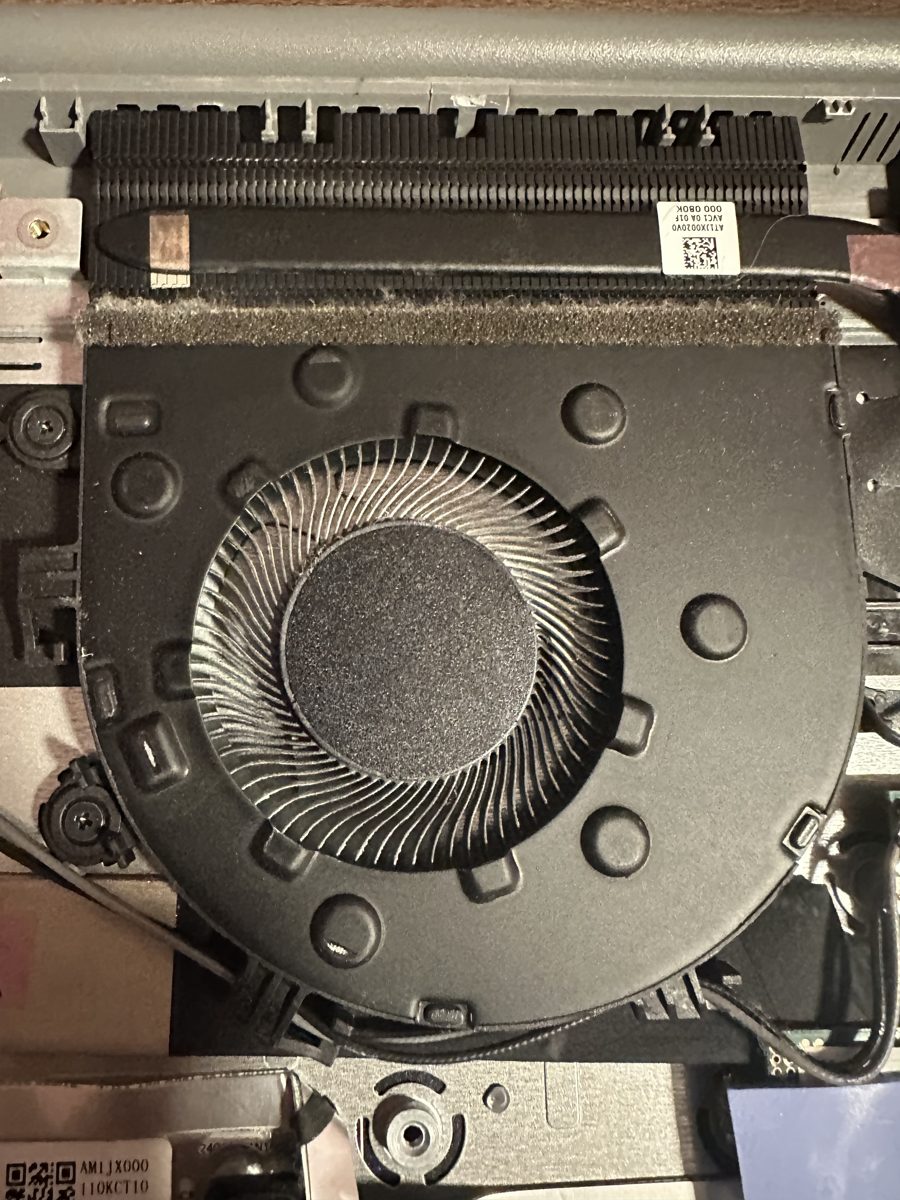 Lenovo IdeaPad 3 17IML05 — ventilátor a chladič po vyčistění