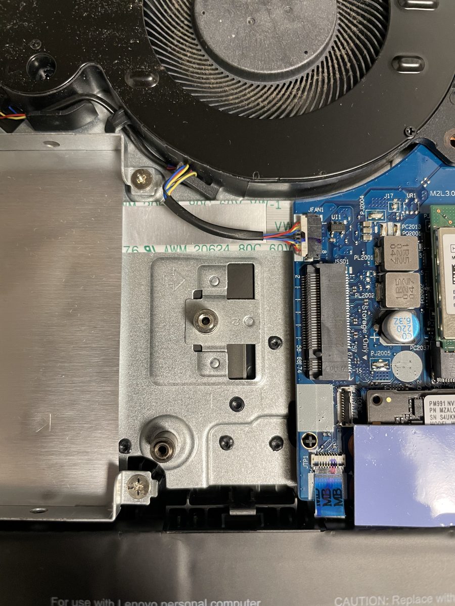 Lenovo IdeaPad Gaming 3 — zanesený ventilátor