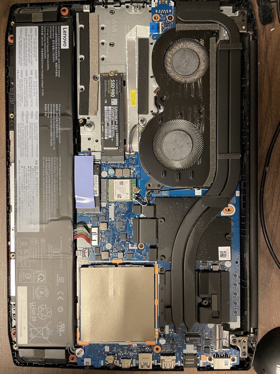 Lenovo IdeaPad Gaming 3 — detail prachu v chladiči