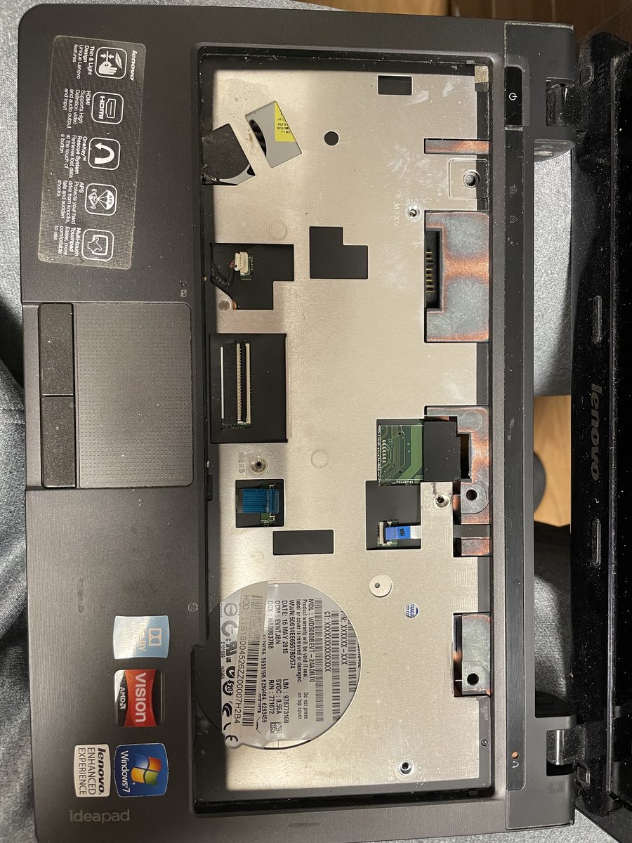 Lenovo IdeaPad U165 — otevřený notebook