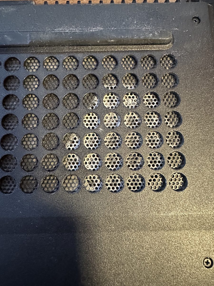 Lenovo Legion 5 15ACH6H — spodní kryt s ventilačními mřížkami