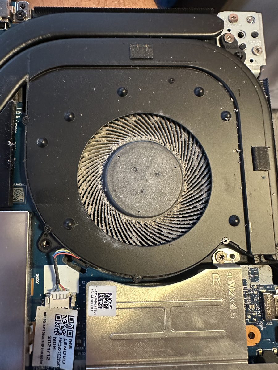 Lenovo Legion 5 15ACH6H — ventilátor zanesený prachem před čistěním