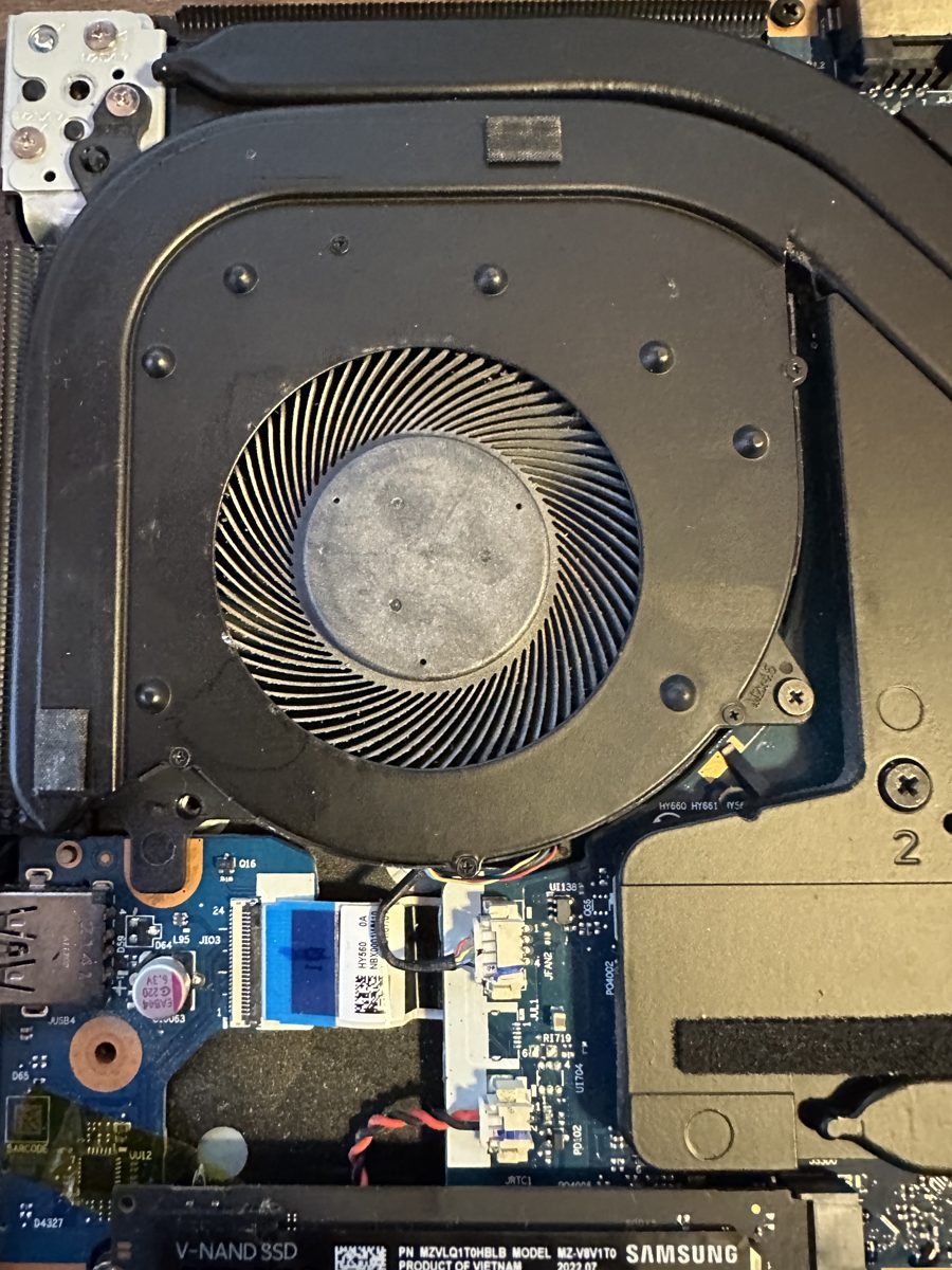 Lenovo Legion 5 15ACH6H — ventilátor po vyčistění