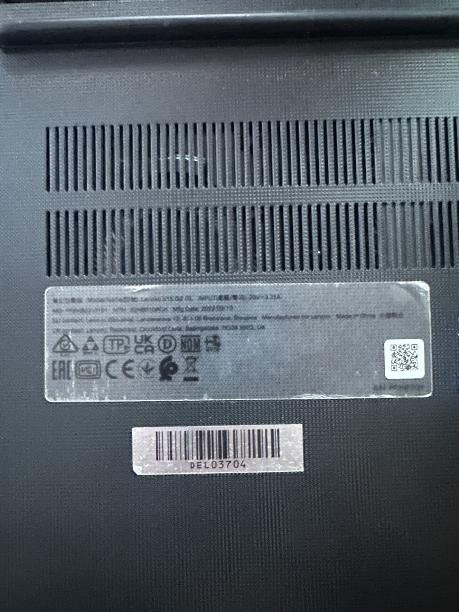 Lenovo V15 G2 ITL — identifikační štítek na spodní straně notebooku