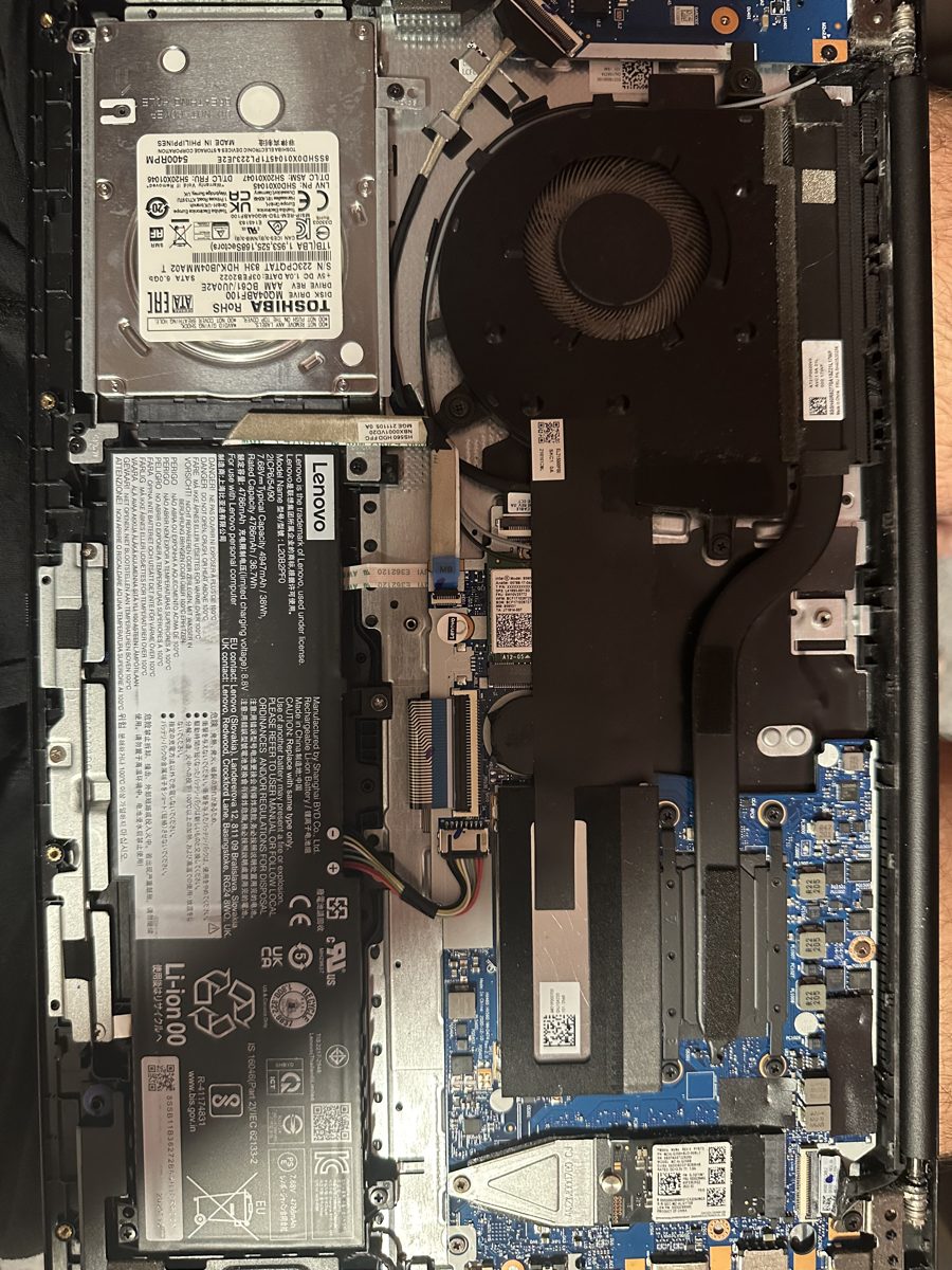 Lenovo V15 G2 ITL — vnitřek notebooku s diskem, ventilátorem a paměťovým slotem