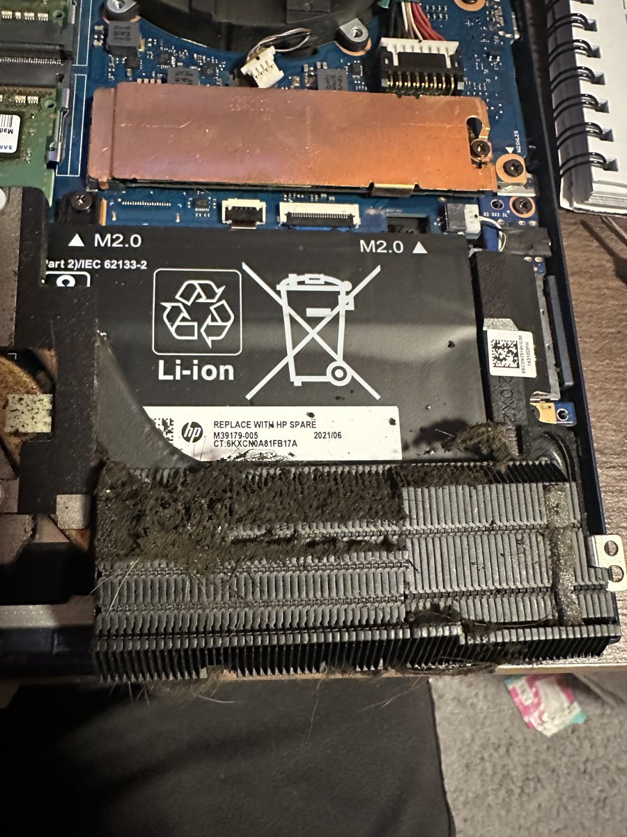 Victus by HP 16-d0002nc — chladič ucpaný souvislou vrstvou prachu