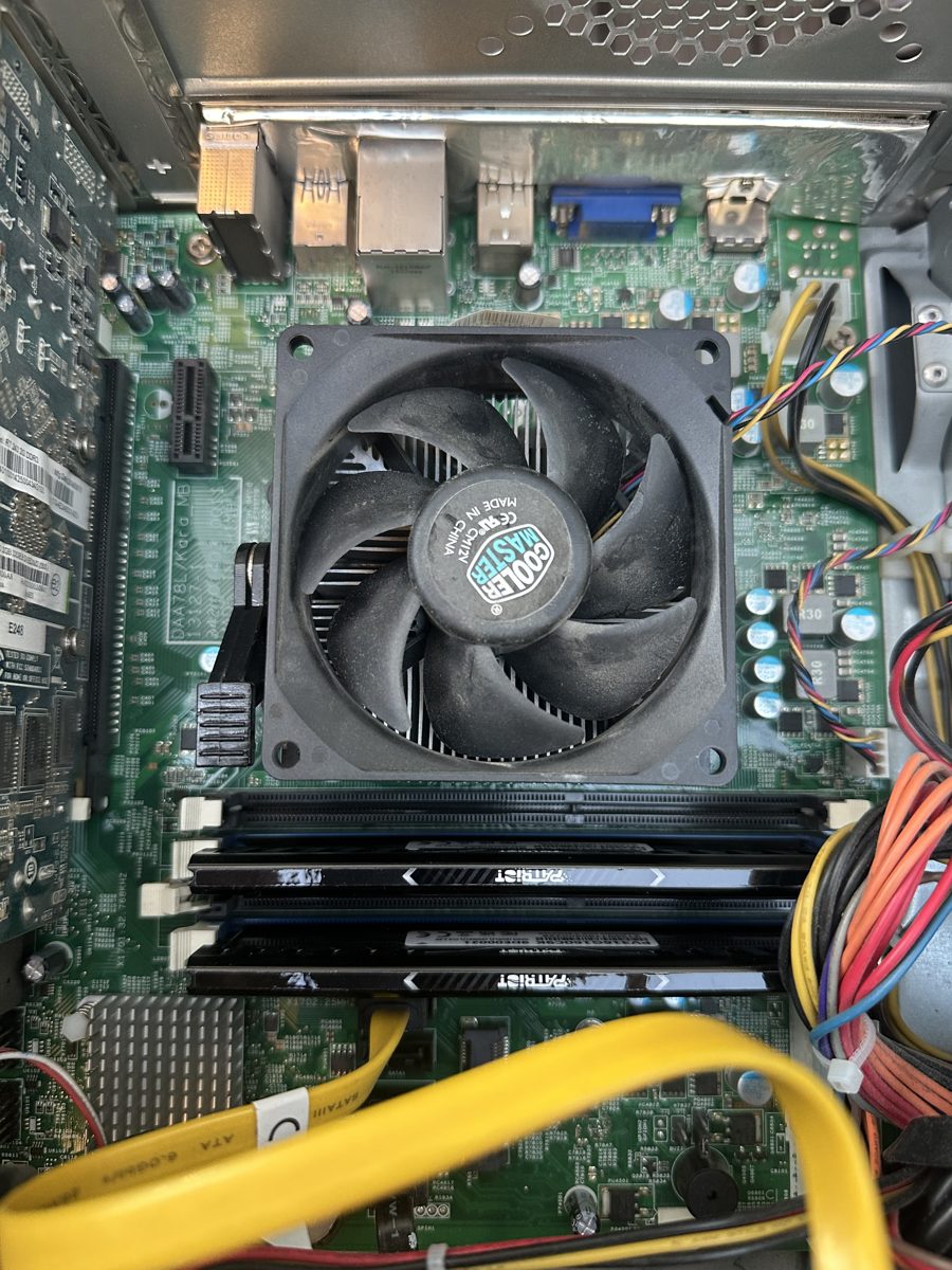 Acer Aspire TC-120 — vyčištěný vnitřek počítače s novou pamětí