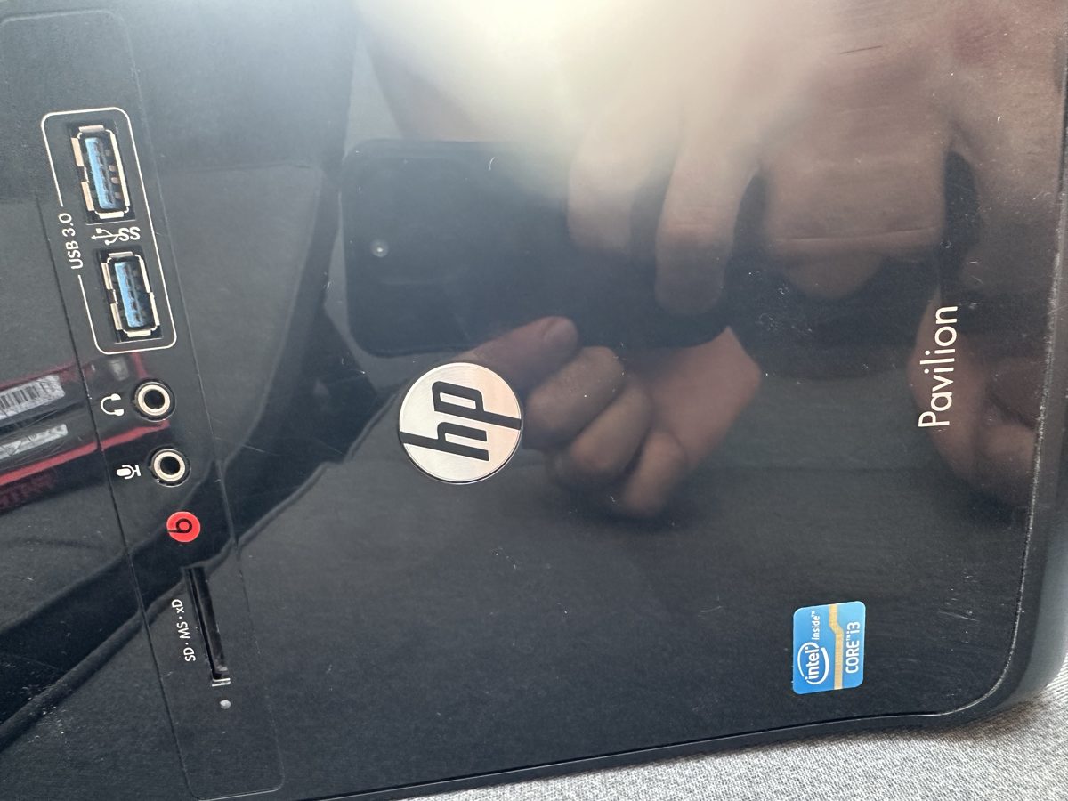 HP Pavilion — čelní panel stolního počítače s procesorem Intel Core i3