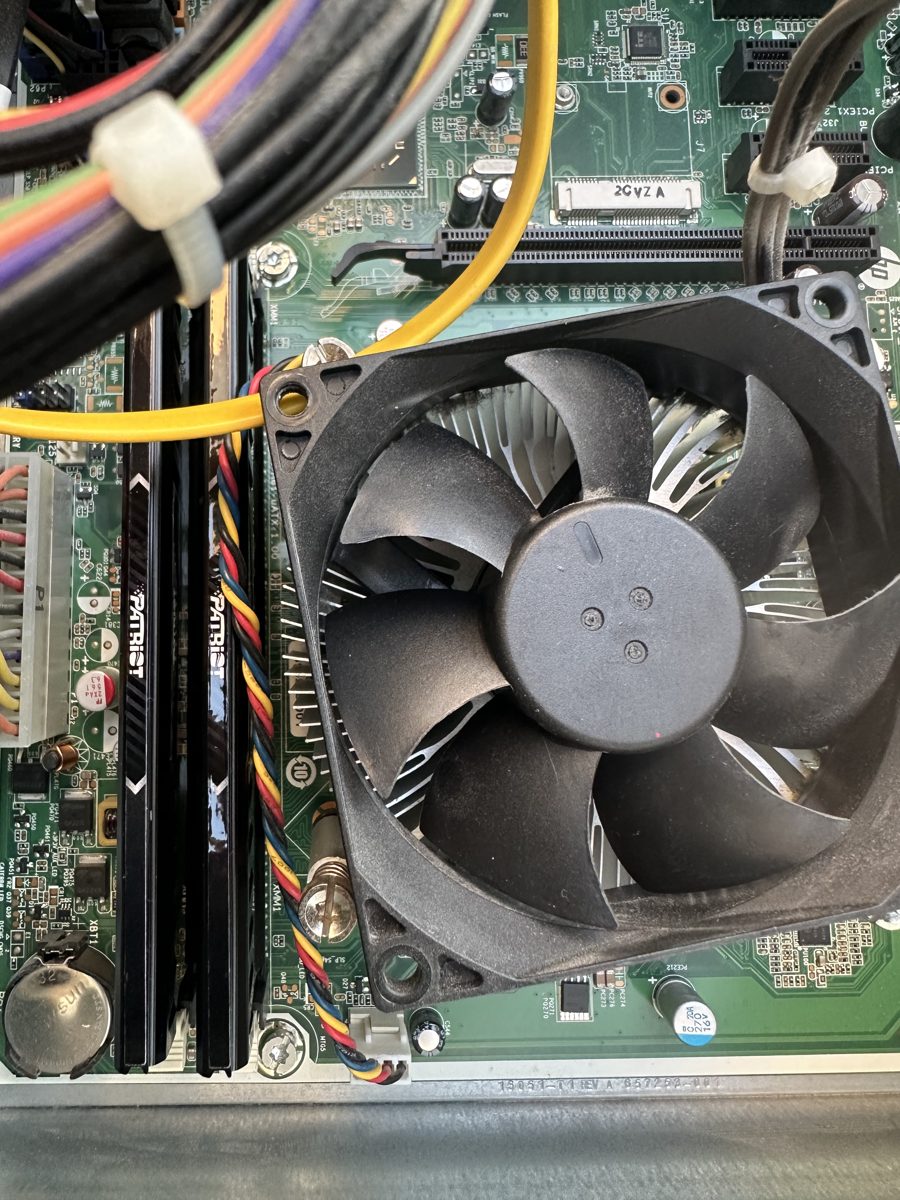 HP Pavilion — vyčištěný vnitřek počítače po servisu